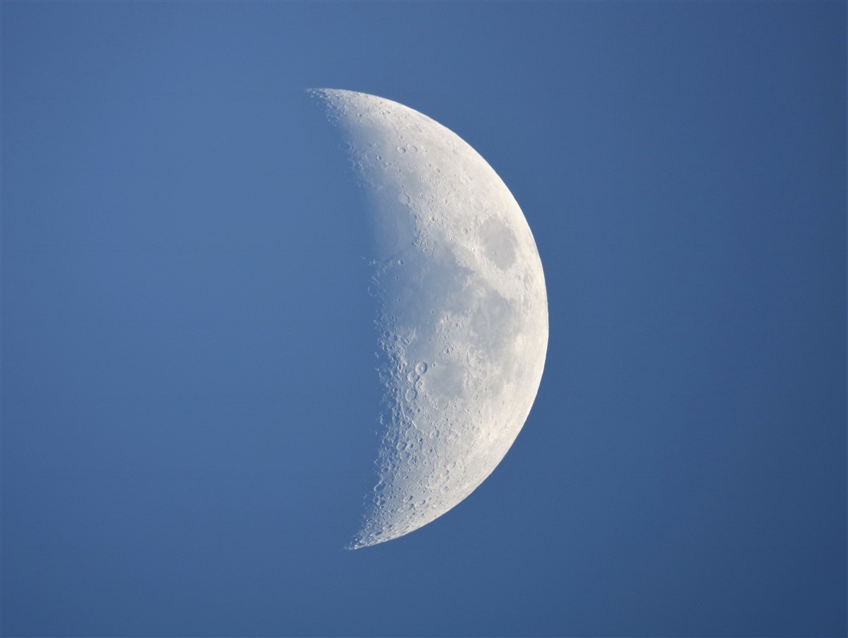 la lune reste visible