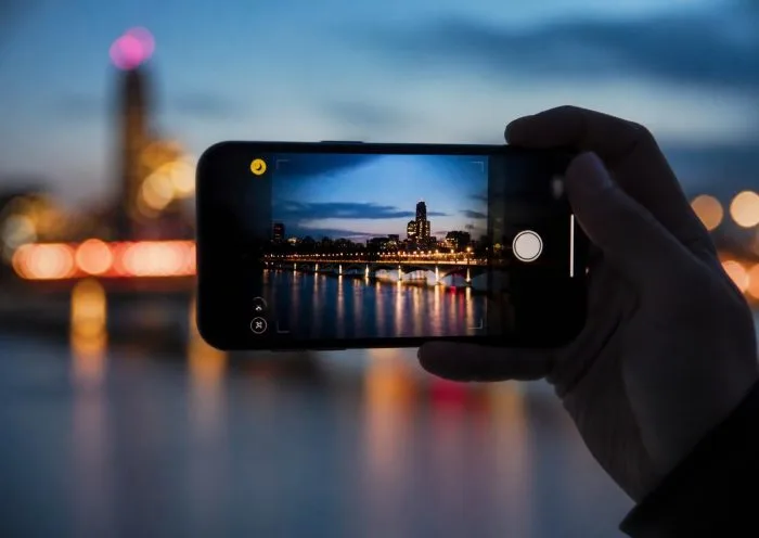 découvrez comment utiliser le mode nuit de 30 secondes sur iphone grâce à ce guide simple et complet pour les débutants. apprenez à capturer des photos nettes et lumineuses même en basse lumière.